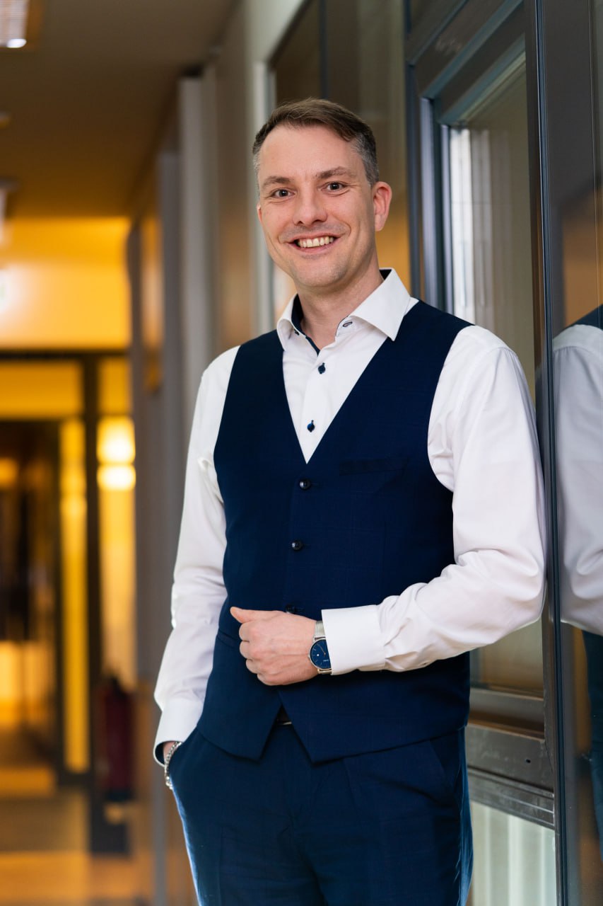 Christopher Schack - Gründer von clearblob und Experte für LinkedIn B2B-Akquise mit über 10 Jahren Erfahrung in systematischer Leadgenerierung für den deutschsprachigen Raum